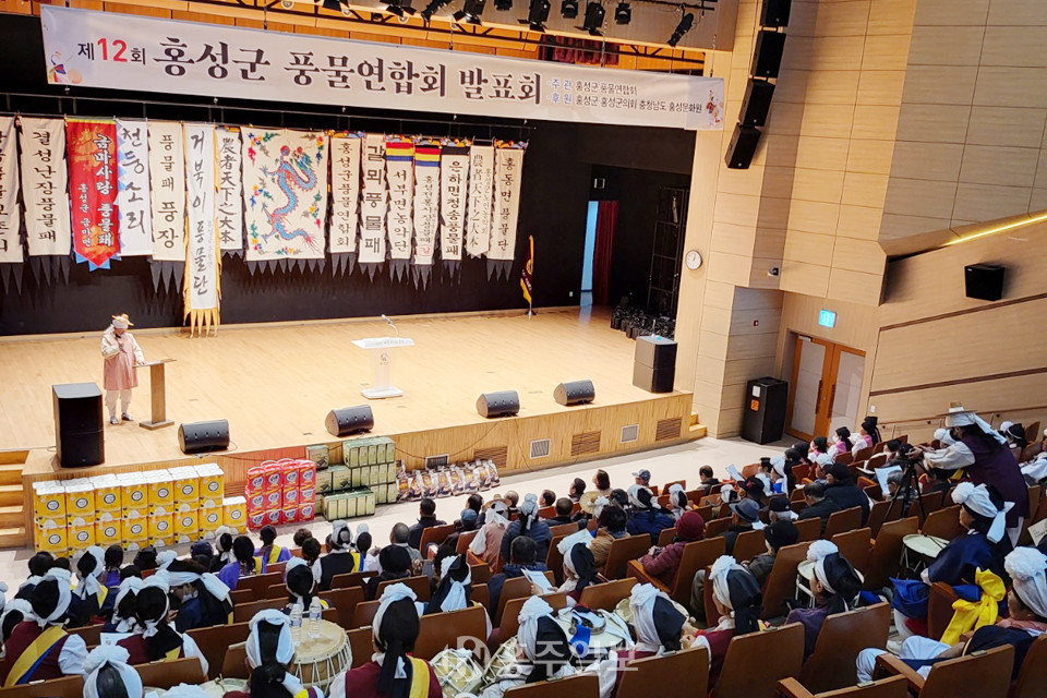 풍물패 회원과 주민들 200여 명이 정기발표회를 관람하고 있다.