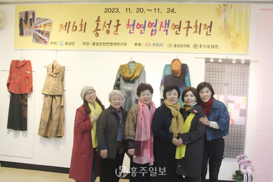 지난달 열린 전시회에서 김영숙 회장(왼쪽에서 다섯 번째)과 회원들이 포즈를 취하고 있다.