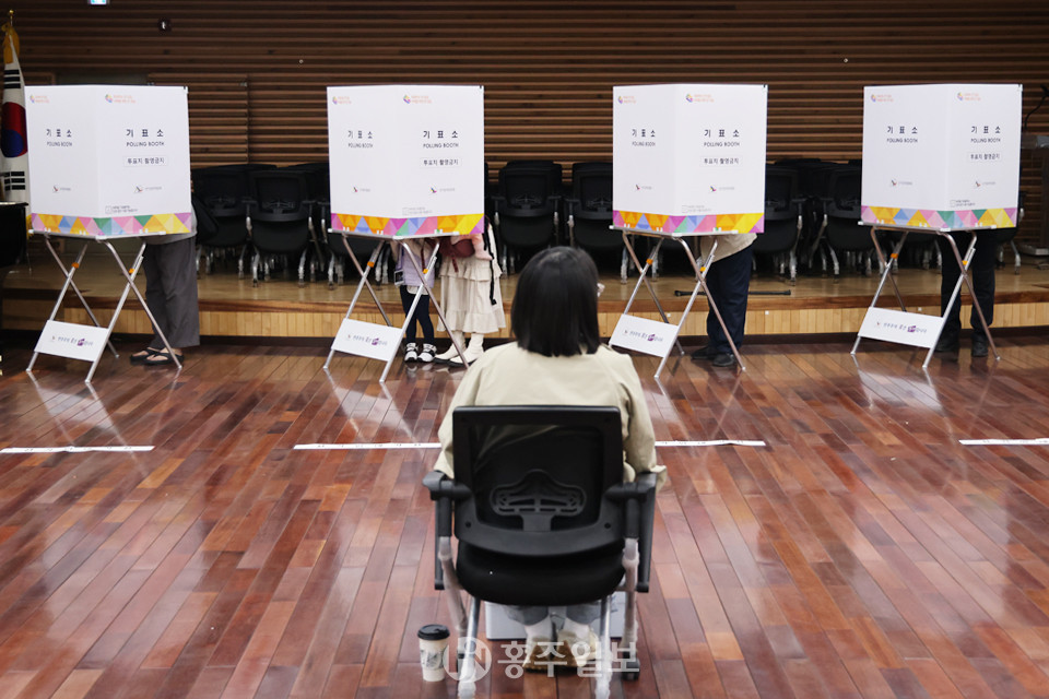 홍성읍 홍주문화회관에 마련된 투표소에서 유권자들이 투표에 참여하고 있다.