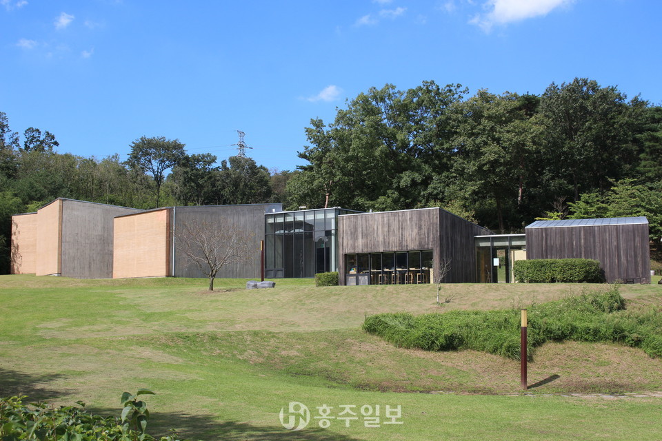 거리두기 단계가 완화되면서 재개장하게 되는 관내시설 중 하나인 고암이응노생가기념관.