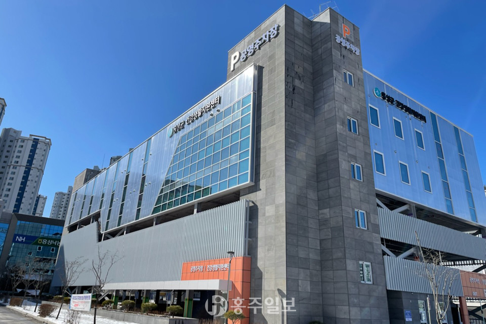 내포신도시 주차타워 전경. 4~5층에는 오는 3월 본격적인 운영을 앞두고 있는 홍성군건강생활지원센터가 자리잡고 있다.