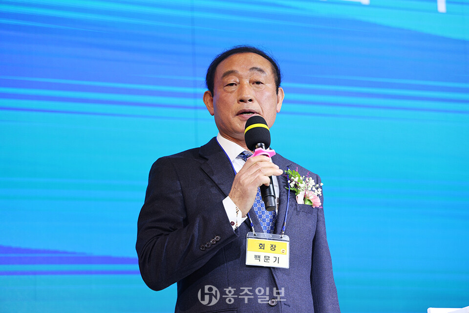 백문기 재경금마면민회장이 이임사로 인사말을 전하며, 새롭게 구성된 집행부의 앞으로의 활약에 대한 기대감을 표했다.