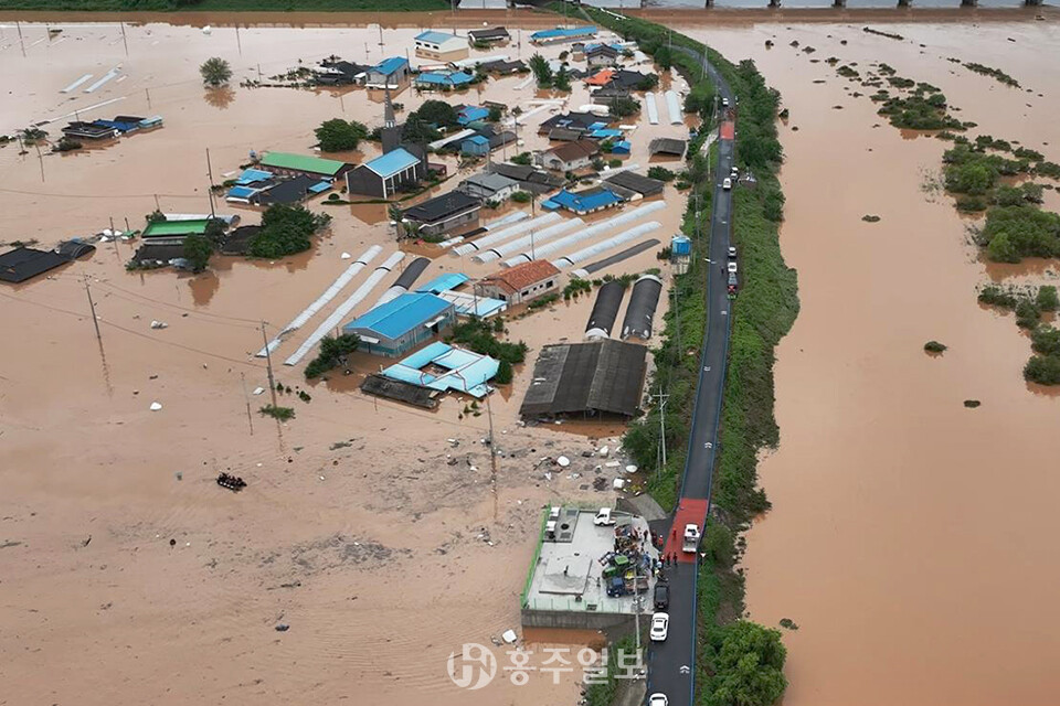 예산군 삽교읍 하포리 침수피해 현장. 마을 전체가 물에 잠겼다.