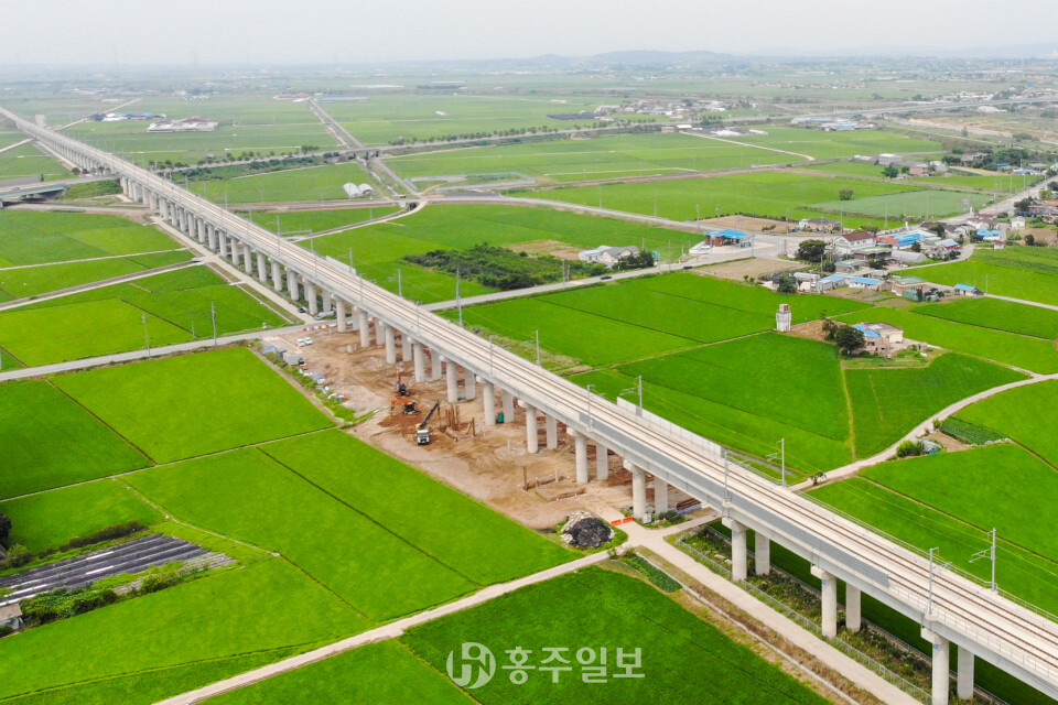서해선 내포역 건축공사 부지.